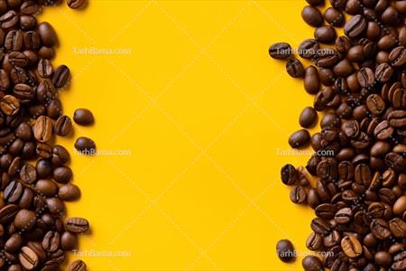 تصویر با کیفیت دانه های قهوه در بک زرد ساخته شده با هوش مصنوعی
